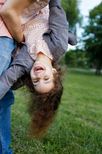 Familia Paternidad Paternidad Concepto Personas Hombre Feliz Niña Divertirse Parque —  Fotos de Stock