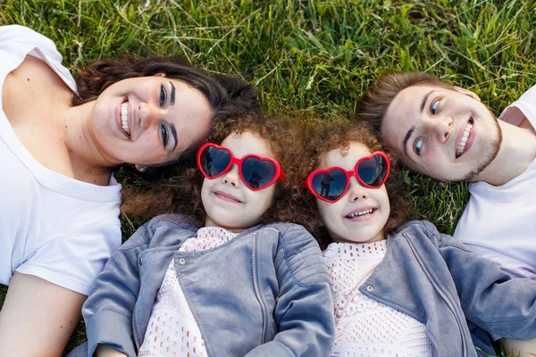 Des Enfants Avec Leurs Parents Dans Parc Concept Famille Heureuse — Photo