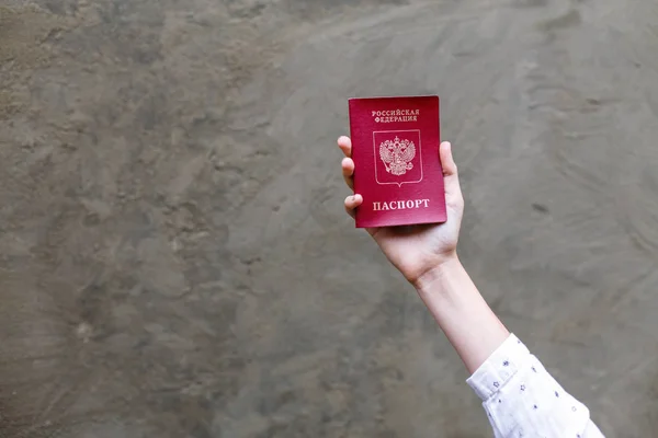 Russische Internationaal Reizen Paspoort Vrouwelijke Hand Grijze Achtergrond — Stockfoto
