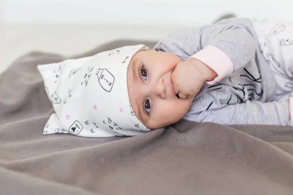 Niño Tiene Dedo Boca — Foto de Stock