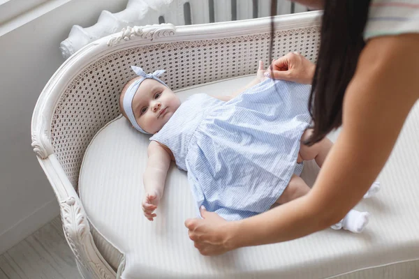 Bebé Niña Con Lindo Vestido Diadema Encuentra Una Cubierta Blanca — Foto de Stock