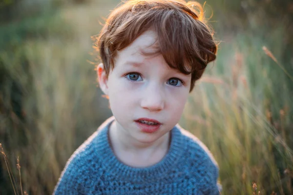 Dítě Portrét Smutné Koncentrované Miminko Krásné Tmavě Modré Oči Psychologie — Stock fotografie