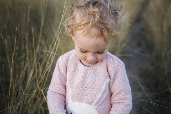 可爱的卷发金发女郎 穿粉红色毛衣的小孩 — 图库照片
