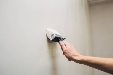 El boyama duvar kopya alanı ile. Beyaz boya fırça kol mans