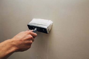El boyama duvar kopya alanı ile. Beyaz boya fırça kol mans