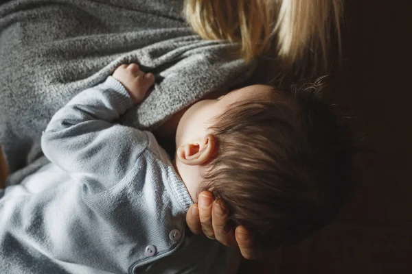 Madre amamantando a su bebé. Concepto de estilo de vida saludable. Bebé recién nacido comiendo — Foto de Stock