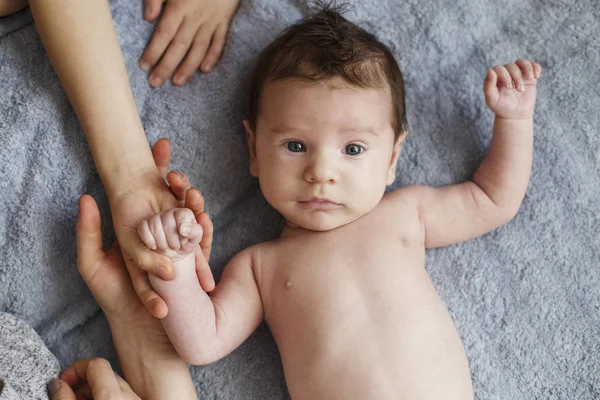 Όμορφο μωρό νεογέννητο γυμνό αγόρι λέει ψέματα και να ψάχνουν γκρι φύλλο, το top view — Φωτογραφία Αρχείου