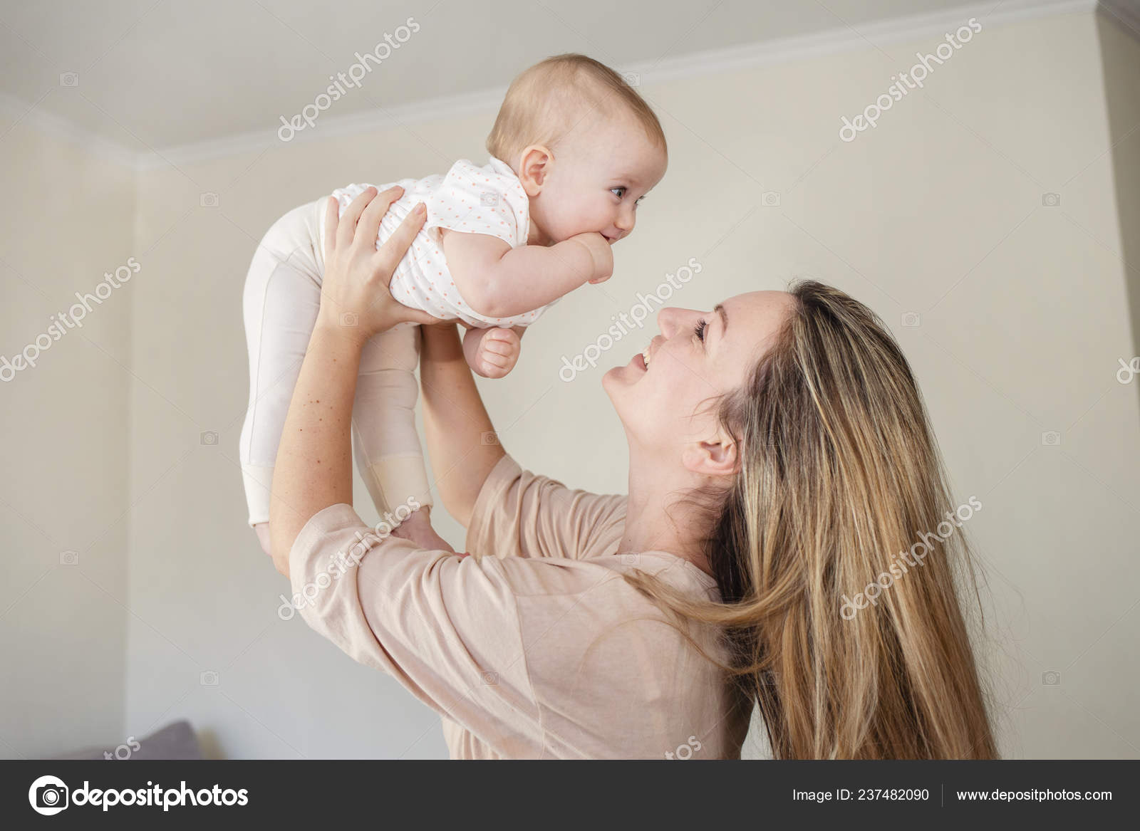 Heureuse Famille Aimante Mere Jouant Avec Son Bebe A L Interieur Maman Hoding Fille Et Souriant Image Libre De Droit Par Ternavskaia O Gmail Com C Heureuse Famille Aimante Mere Jouant Avec Son Bebe A L Interieur Maman Hoding Fille Et Souriant Image Libre De Droit Par Ternavskaia O Gmail Com C