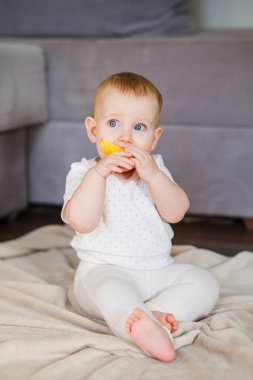 Bir yıl kız sarı elma bir parça ısırmaya çalışır