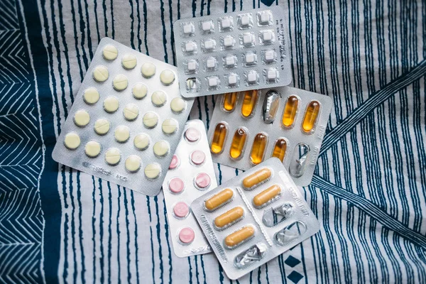 各种药丸 片剂和胶囊 生活背景背景上的药丸 各种药片和药丸的堆不同颜色 — 图库照片