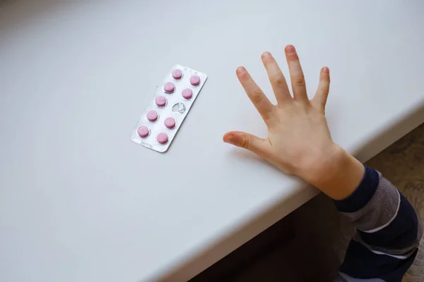 Kind Nimmt Tablettenpackung Gefährliche Situation Ein Kleines Kind Neugierig Auf — Stockfoto