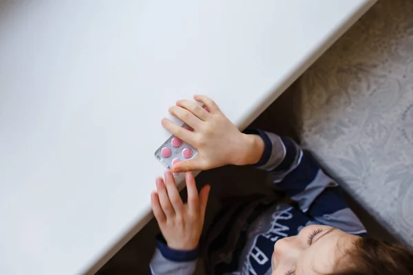 Niño Toma Paquete Pastillas Una Situación Peligrosa Niño Pequeño Curioso —  Fotos de Stock