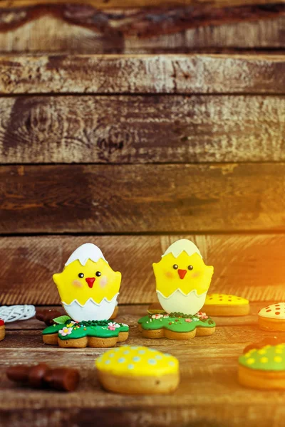 Kleurrijke Pasen cookies op grijze houten achtergrond — Stockfoto