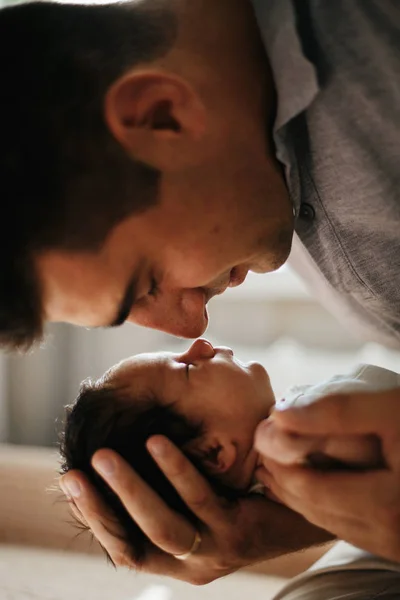Батько і новонароджена дитина хлопчик носом до носа. Прекрасна сім'я — стокове фото