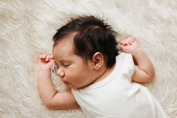 Bebé dormido con hermoso pelo en la espalda en la cama blanca — Foto de Stock