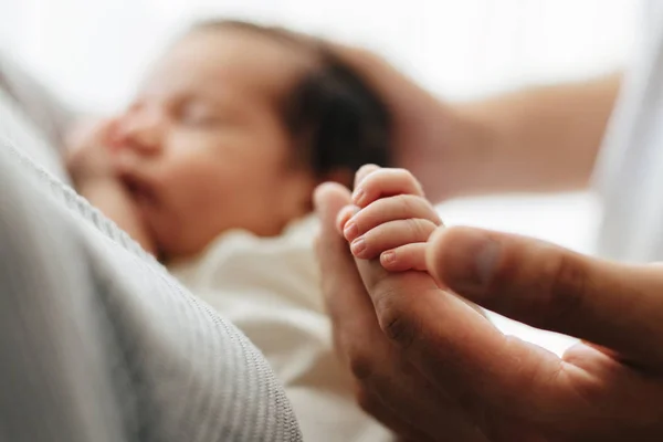 Amor - bebé sosteniendo la mano de los padres, fondo blanco. Dedos pequeños — Foto de Stock