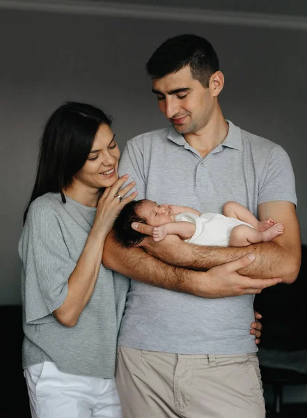 Yeni doğmuş bebeği olan mutlu bir aile. Güzel morther ve mutlu baba — Stok fotoğraf