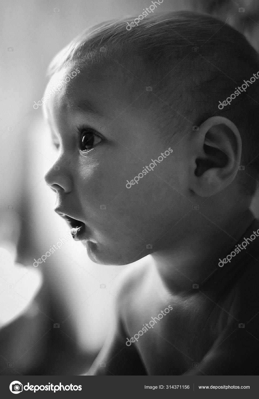 Nouveau Ne Portrait De Bebe Avec Drole D Expression Choquee Visage Photo Noir Et Blanc Image Libre De Droit Par Ternavskaia O Gmail Com C