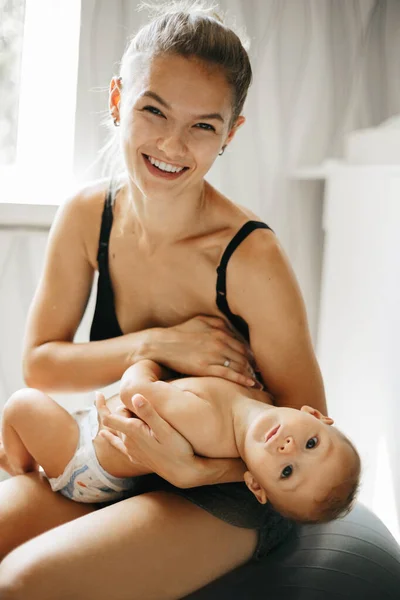 幸せな家族の笑顔,愛らしい子供の赤ちゃんの男の子を保持する母親,笑顔と抱擁,密接な境界線,笑顔の美しさ,健康な子供の喜びのお母さん,愛の感情を表現 — ストック写真