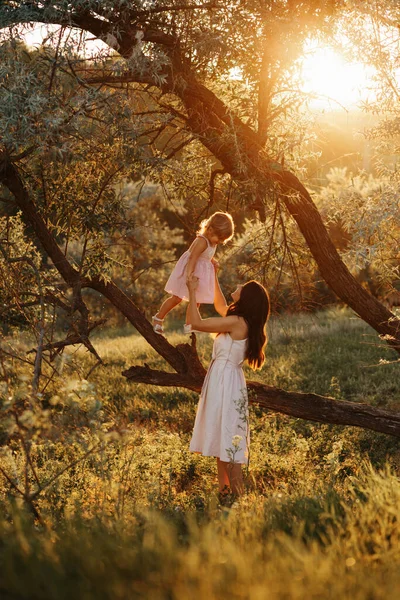 Frumoasă mamă și copil în aer liber. Natura. Mama de frumusete si copilul ei se joaca in parc impreuna. Portret exterior al unei familii fericite. Portretul mamei și bebelușului. O femeie îşi sărută fiica. Timp Suset — Fotografie, imagine de stoc