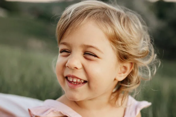 Retrato de una hermosa chica de primer plano. Adorable linda niña con cabello rubio —  Fotos de Stock