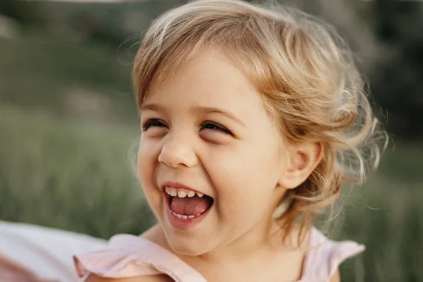 Retrato de una hermosa chica de primer plano. Adorable linda niña con cabello rubio —  Fotos de Stock