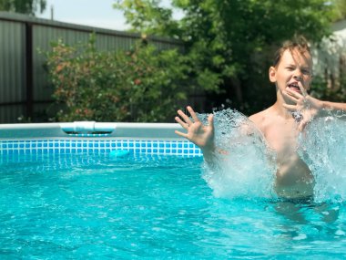 9 yaşında bir çocuk kulübenin havuzunda oyun oynuyordu. Havuzda oyunlar