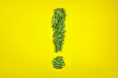 Parlak sarı arka planda vigna 'dan yapılmış ünlem işareti. minimalizm. 