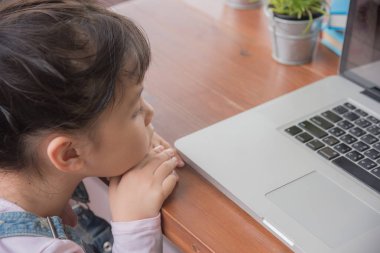 Laptop ile oynayan küçük çocuk