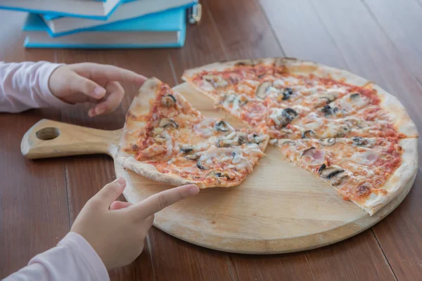 Pizza bir dilim kapma