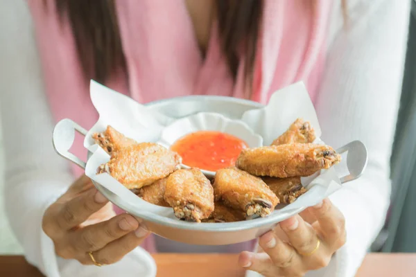 Mujeres Sosteniendo Pollo Frito — Foto de Stock