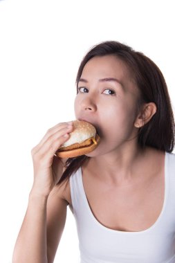 Beyaz arka plan üzerinde hamburger yeme kadın