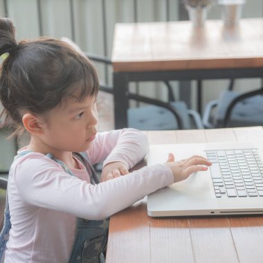 Laptop ile oynayan küçük çocuk