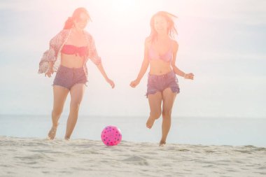 arkadaş bir beachball ile oynama ve kaygısız eğlenceli sahip bir yaz plaj tatil