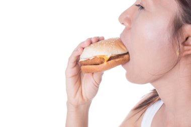Beyaz arka plan üzerinde hamburger yeme kadın