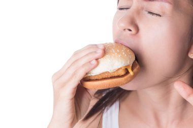 Beyaz arka plan üzerinde hamburger yeme kadın