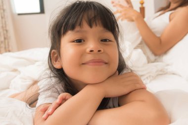 Anne ve kızı evde yatmanın tadını çıkarıyorlar.