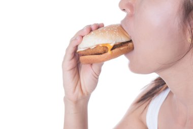 Beyaz arka plan üzerinde hamburger yeme kadın