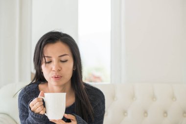 elinde kupa mutlu esmer portresi