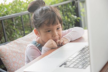 Laptop ile oynayan küçük çocuk