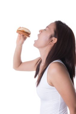 Beyaz arka plan üzerinde hamburger yeme kadın