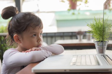 Laptop ile oynayan küçük çocuk