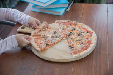Pizza bir dilim kapma