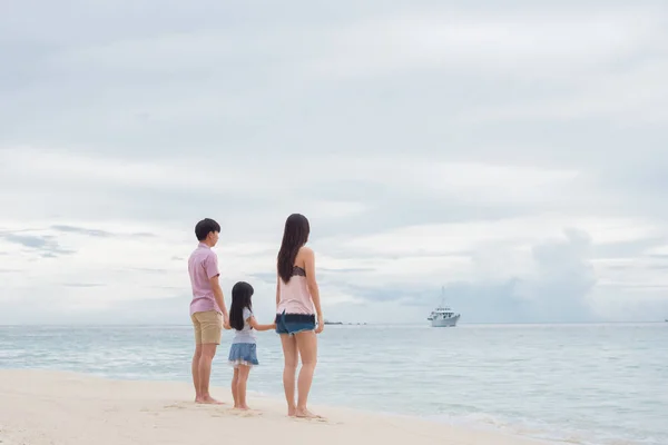 Feliz Jovem Família Divertindo Correndo Praia Conceito Viagem Familiar — Fotografia de Stock