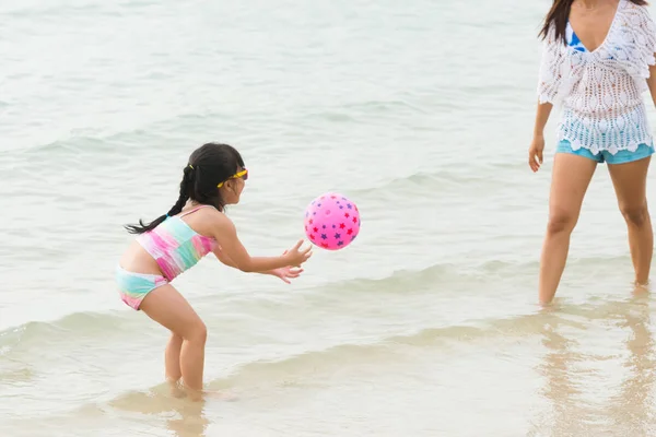 Счастливая Семья Мать Дочь Бегают Смеются Играют Пляже — стоковое фото