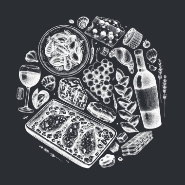 Elle çizilmiş Fransız yemeği ve içecek çizimi tahtada. Fransız mutfağı modası geçmiş kompozisyon. Yemek tarifi, menü, etiket, ikon, ambalaj için mükemmel. Klasik yiyecek ve içecek kalıpları. Restoran tasarımı