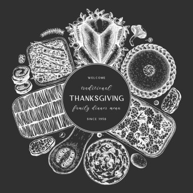 Tahtada Şükran Günü menüsü tasarımı. Kızarmış hindi, pişmiş sebze, rulo et, kek ve pasta eskizleriyle. Klasik sonbahar yemeği çelengi. Vektör Şükran Günü geçmişi.