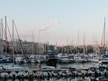 Düz beyaz Jet Siyah yata yatlar ve Pasalimani Limani Zeas, Pire, Attika, Yunanistan'da tekneler