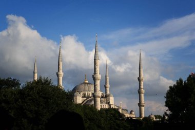 Sultanahmet (Sultanahmet Camii) minarelerinin ve arka planda bulutlar
