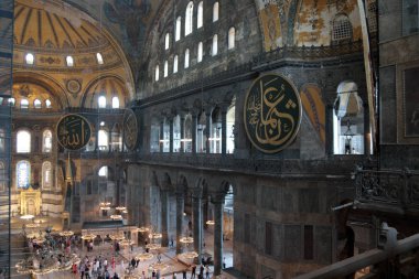 Ayasofya'nın Arap alfabesini Muhammed ve Allah'ın adını taşıyan ile madalyonun ile iç. Türkler Constantinople 1453 fethetti sonra bir cami olunca rondels için bazilika eklenmiştir